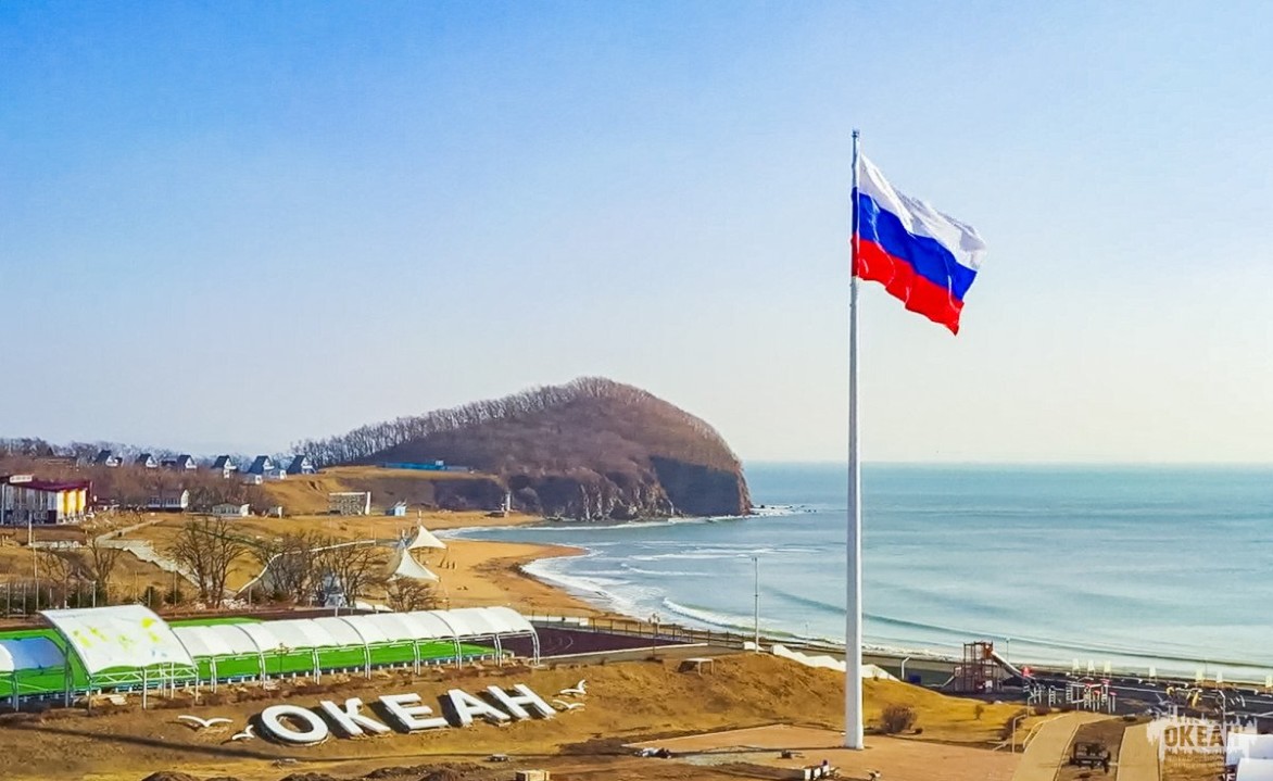 В честь Дня Героев Отечества на высоте 50 метров над «Океаном» реет флаг Российской Федерации 12 на 18 метров