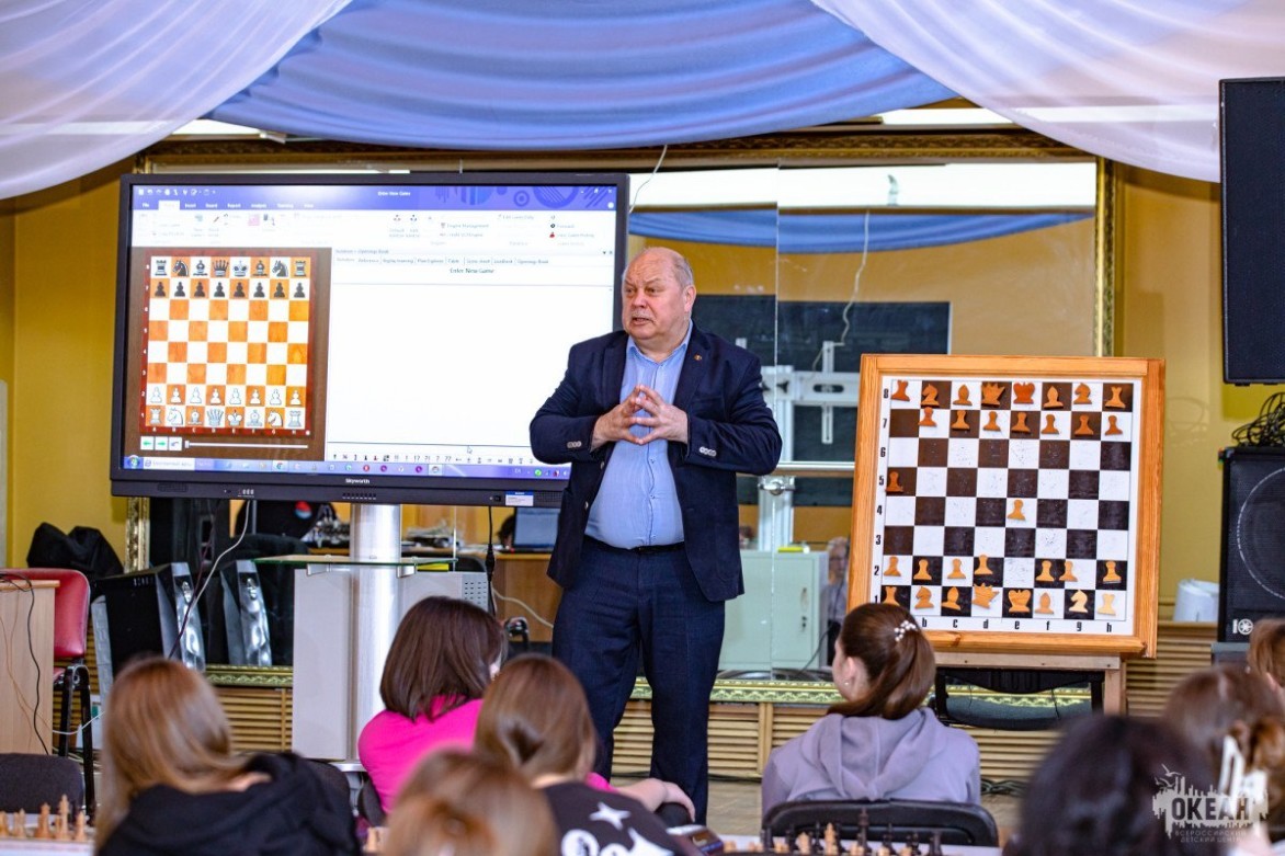 Лекции по шахматам проходят для участников программы «Творчество без границ»