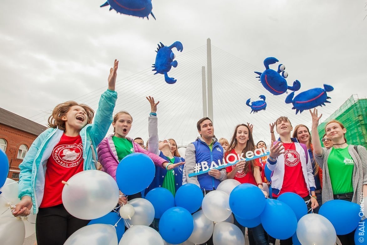 Океанцы поздравили Владивосток красочным шествием