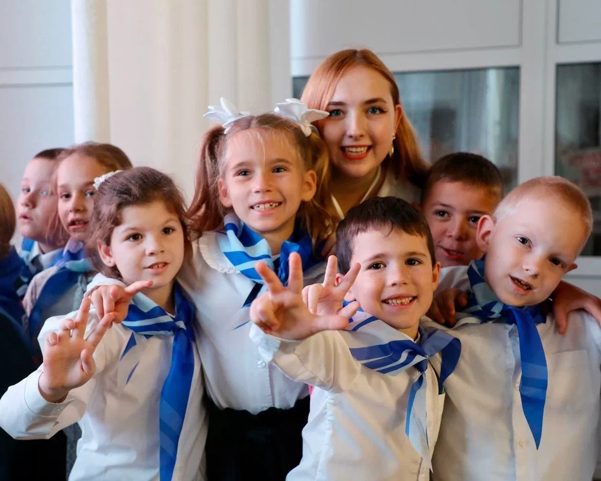 Почти 900 тысяч школьников присоединились к программе «Орлята России» с начала учебного года