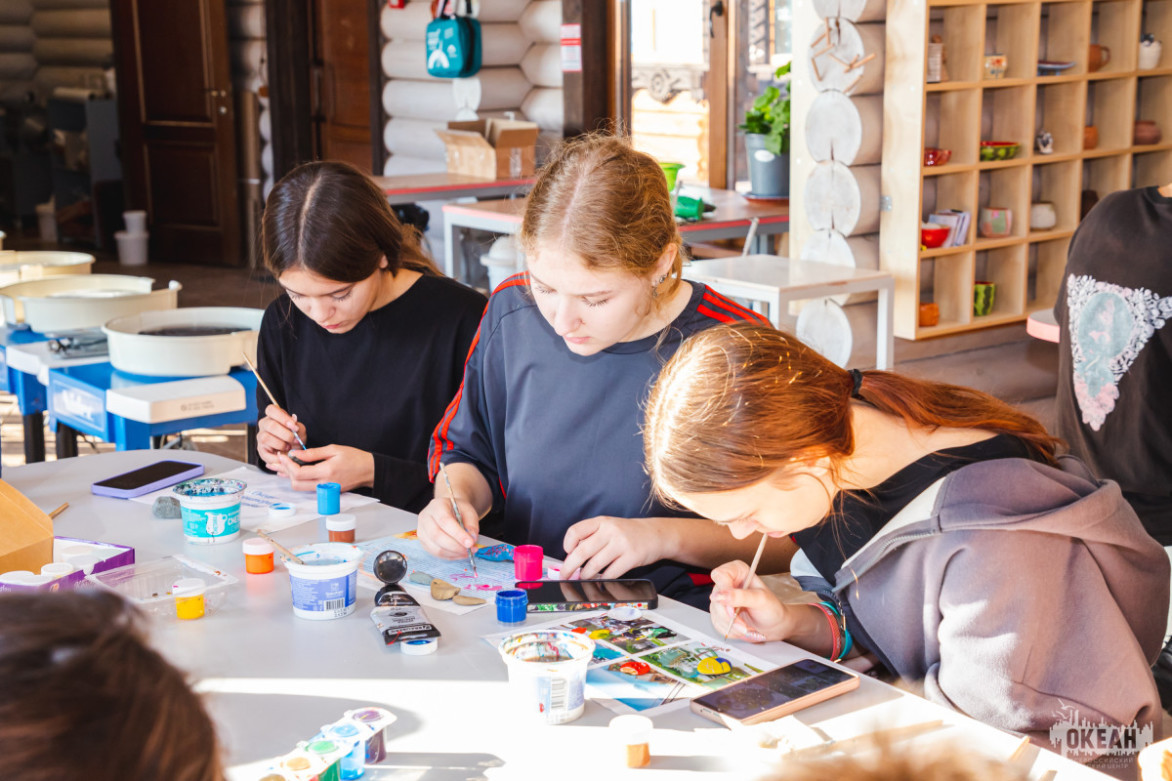 В мастерских «Океана» кипит работа: участники программ XIV смены готовятся к Новому Году