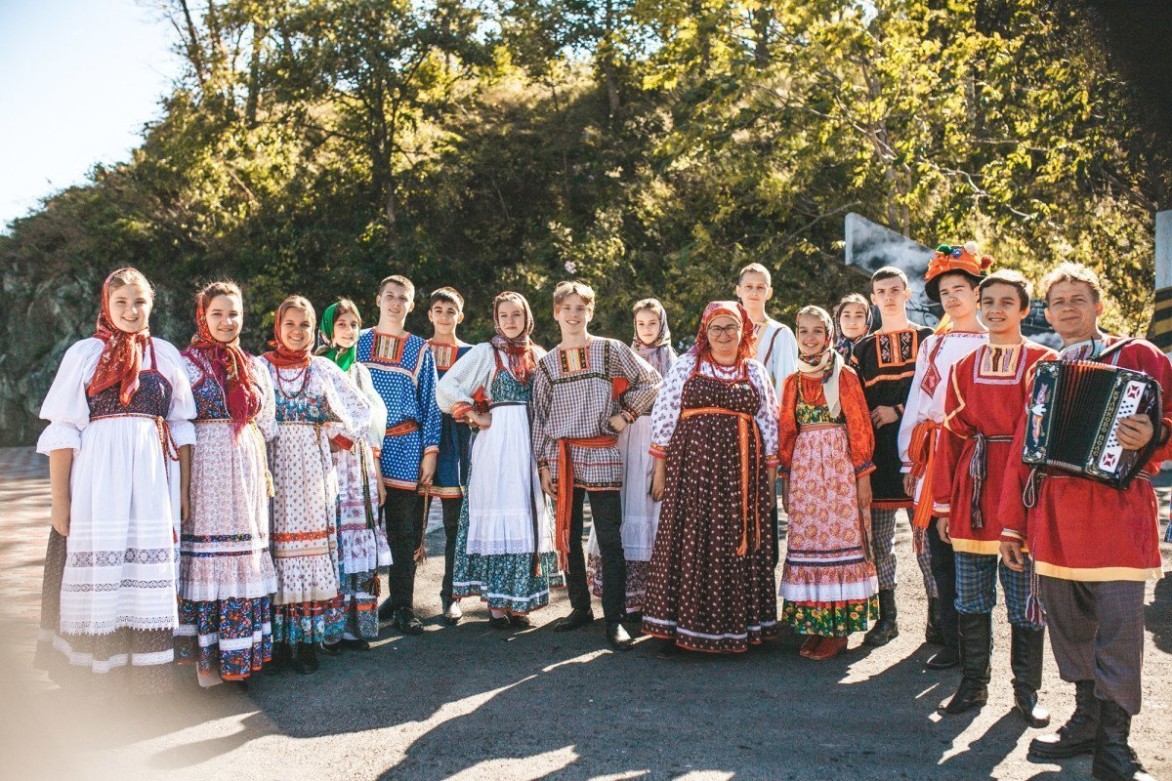 Представители океанских смен знакомят сверстников с русской народной культурой