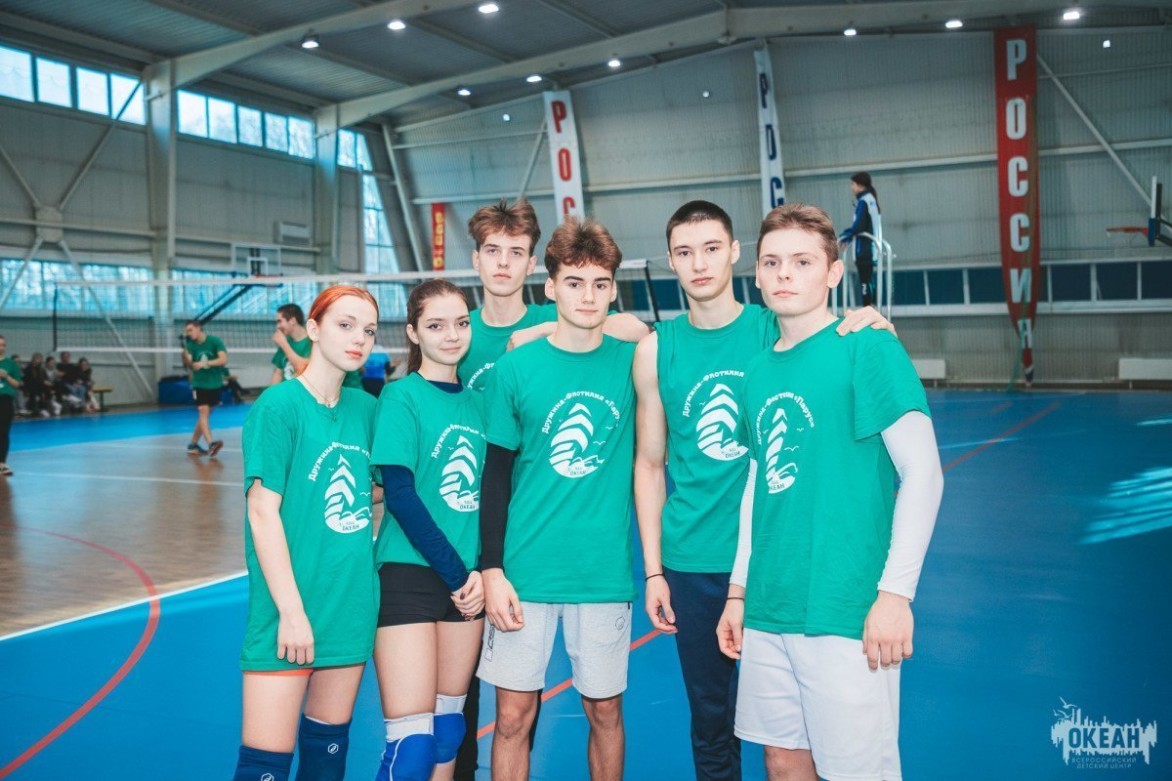 Участники программы «#ПроСпорт» сыграли товарищеские матчи по волейболу с сотрудниками ВДЦ «Океан»