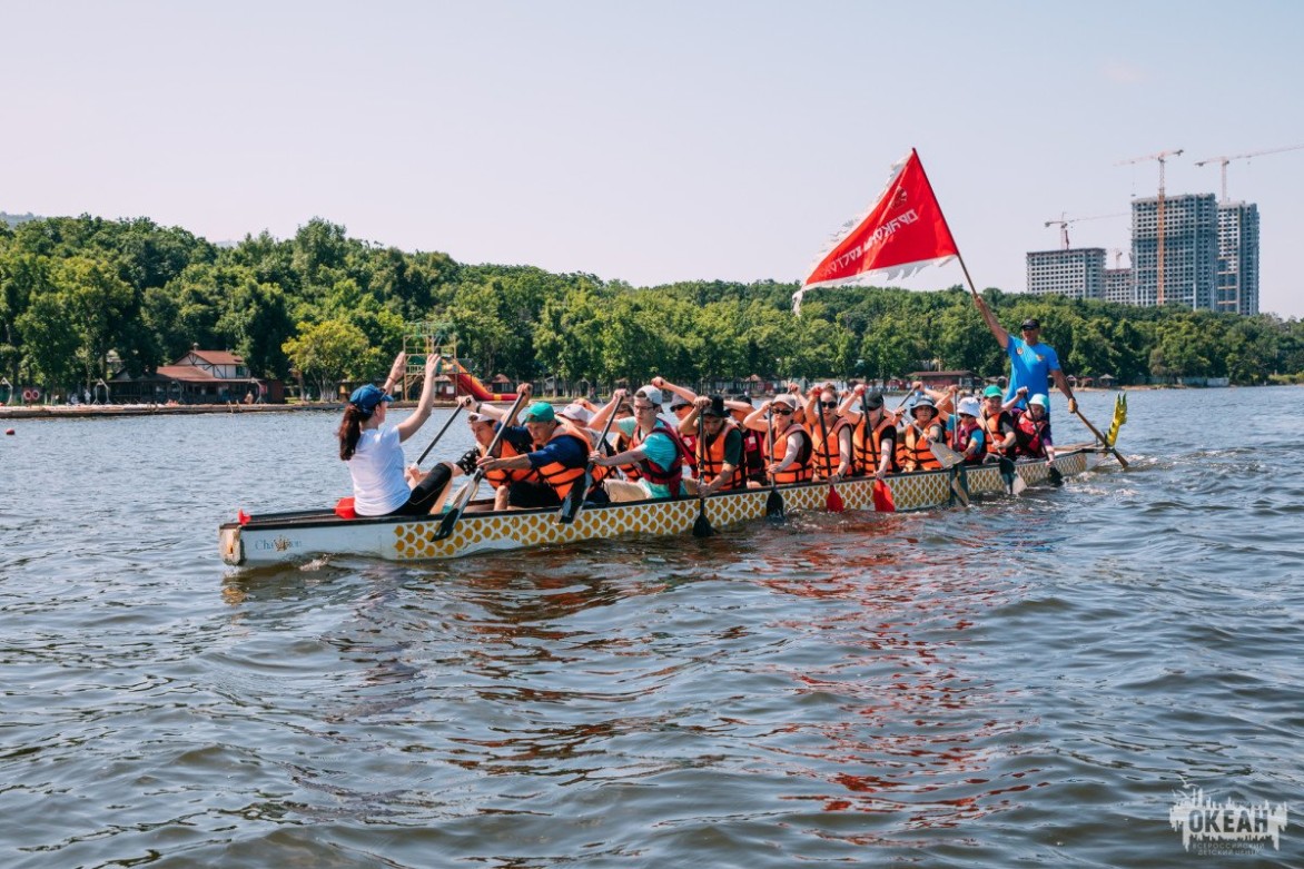 Участники Всероссийской парусной регаты в ВДЦ «Океан» соревнуются на лодках-драконах