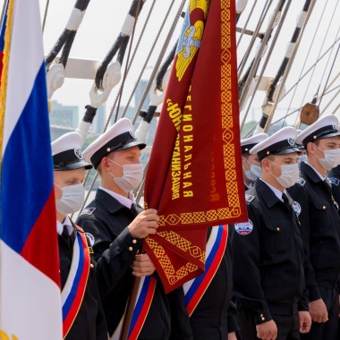 Передача знамени всероссийской эстафеты добрых дел командованию барка «Седов»