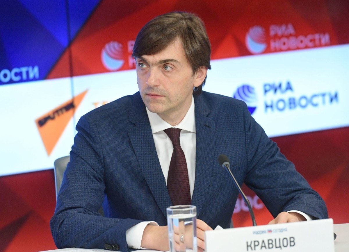 Министр просвещения Сергей Кравцов поздравил педагогов России с профессиональным праздником – Днем учителя