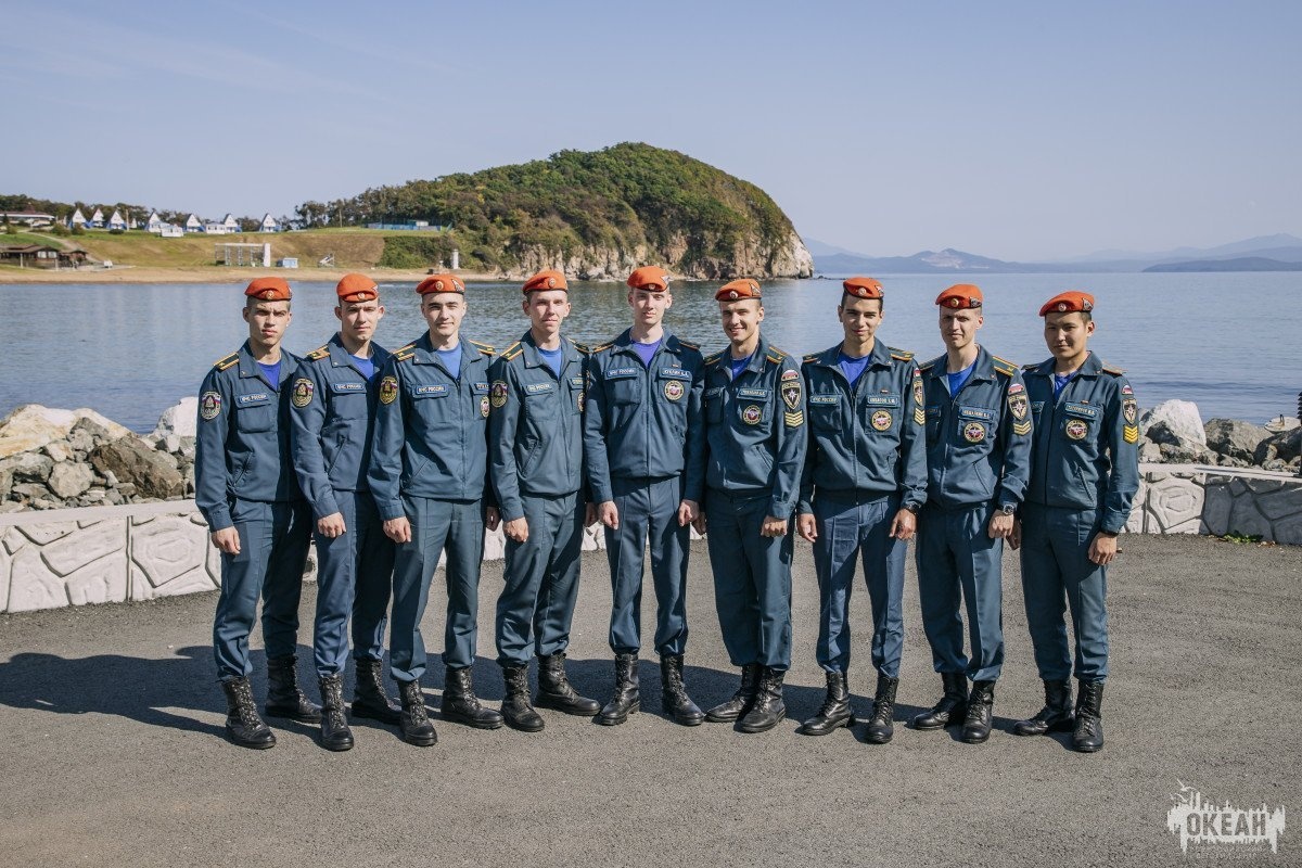 Курсанты МЧС проводят занятия с участниками XII смены