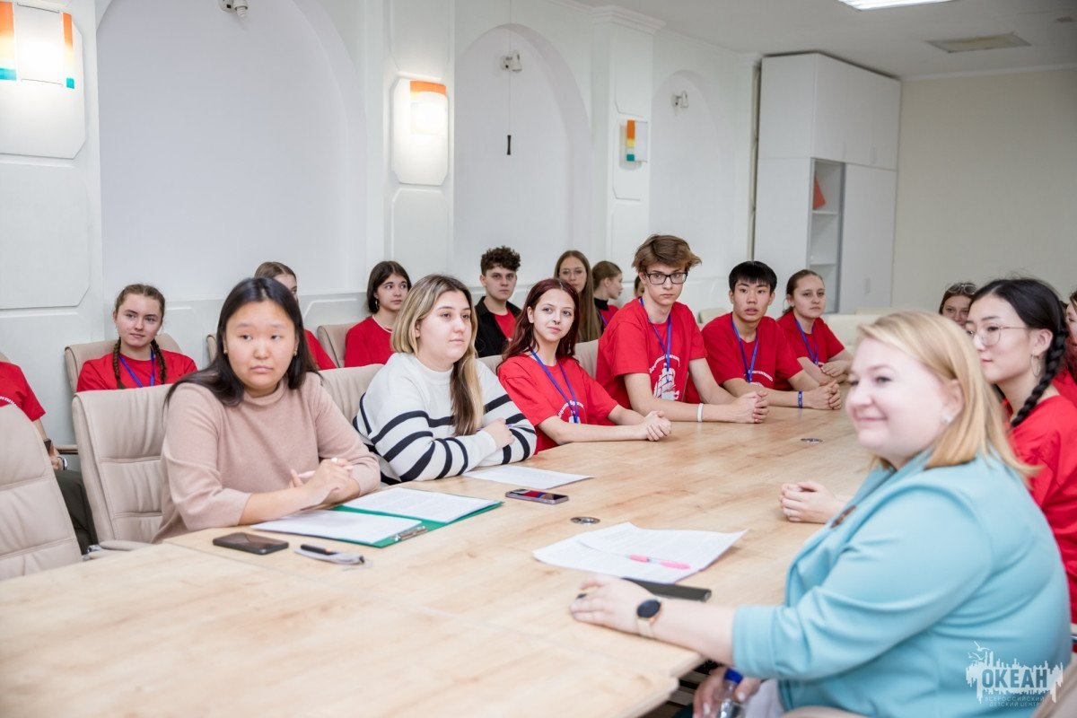 Океанцы побывали на круглом столе, посвящённом Дню родного языка