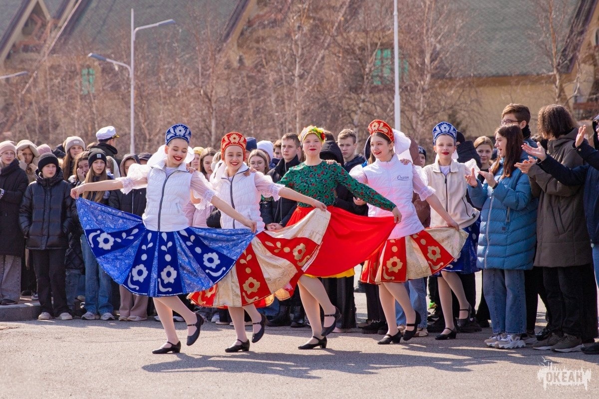 Школьники со всей страны приняли участие в масленичных гуляниях в ВДЦ «Океан»