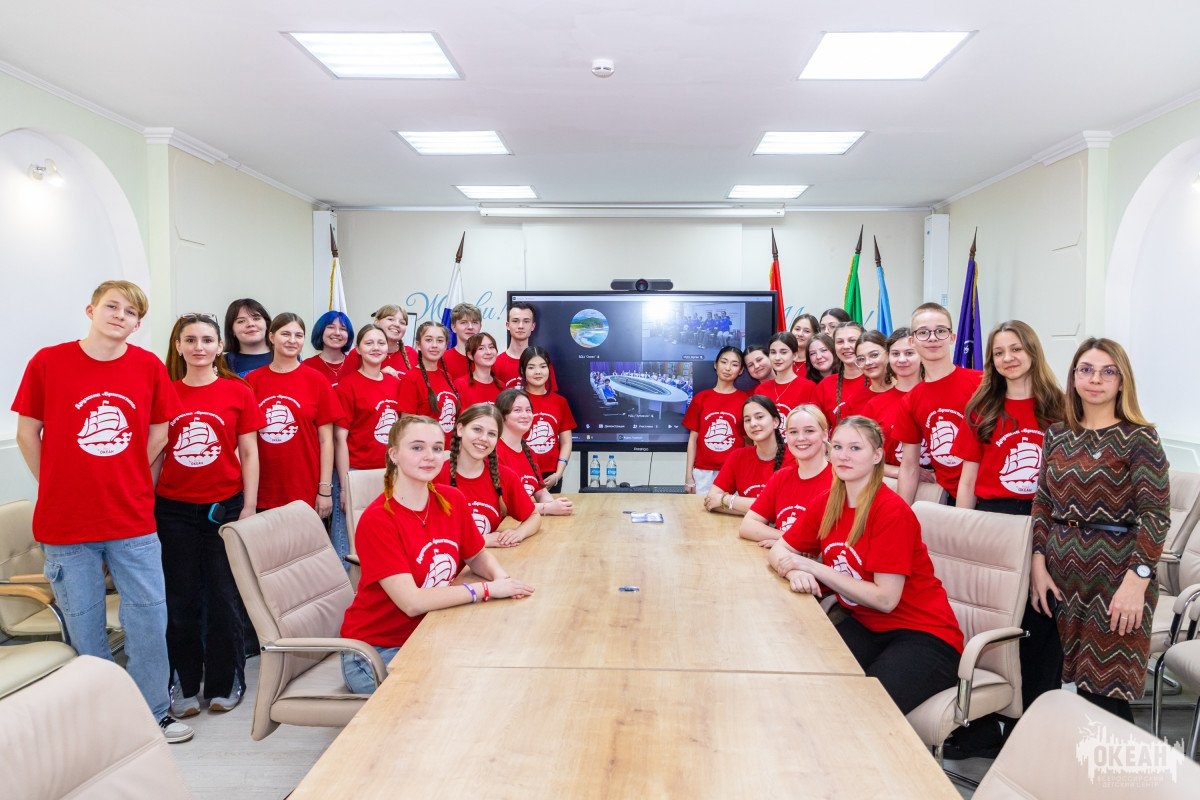 Между участниками смены активистов медиацентров «МедиаЛаб» и представителями «Артека» и «Зубрёнка» была проведена онлайн-встреча