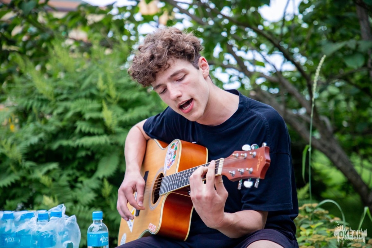 «Гитара в кругу друзей»: творческая программа для юных музыкантов пройдёт в ВДЦ «Океан»