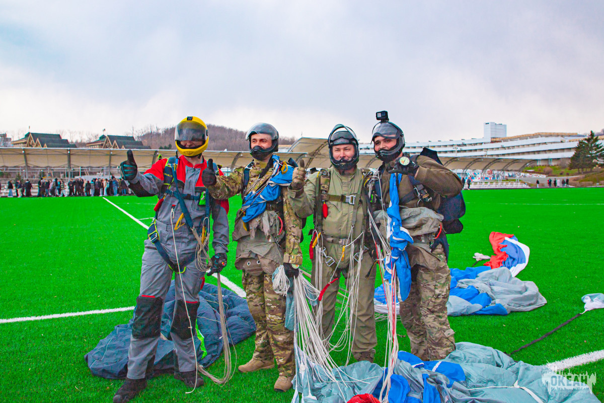 «На страже Родины»: для участников программы был продемонстрирован парашютный десант сил ФСБ России