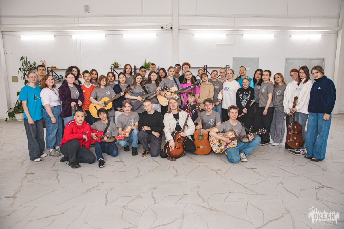 Юные гитаристы «Океана» разучили авторскую песню с вокалистом группы Hideout