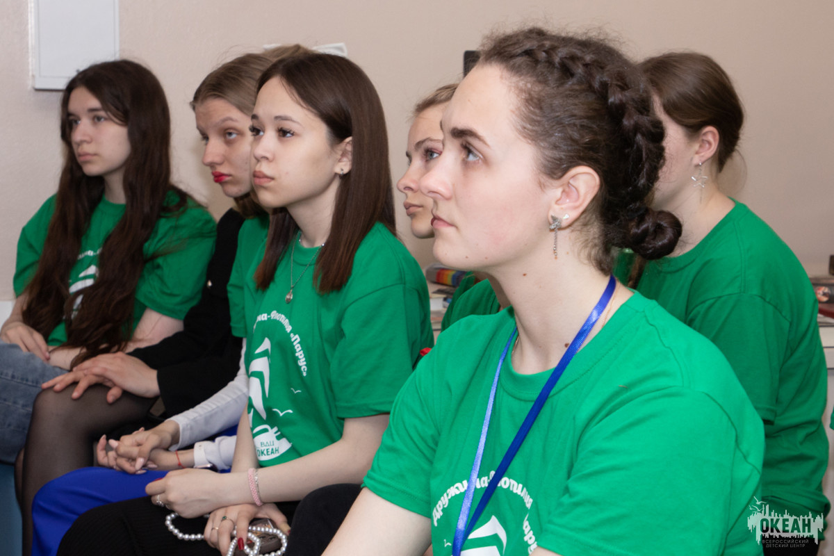 Маленькие герои большой войны: книжную выставку посетили участники V смены