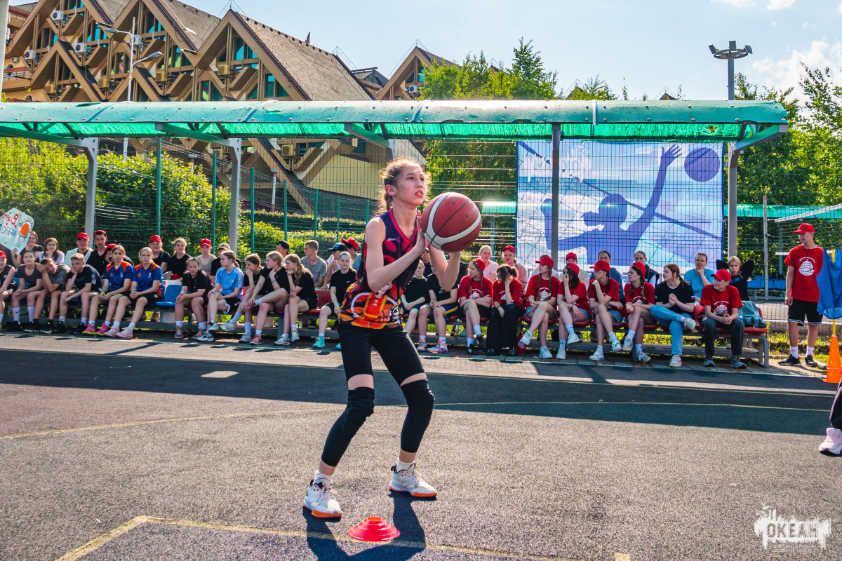 «Баскет-шоу»: участники программы «Баскетбол: бросок в будущее» приняли участие в спортивном соревновании