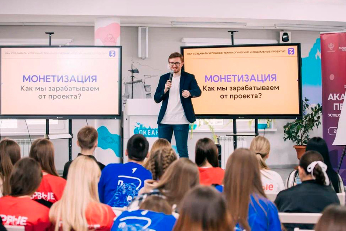 Лекторы Общества «Знание» провели мастер-классы на II Международном детском медиасаммите в ВДЦ «Океан»