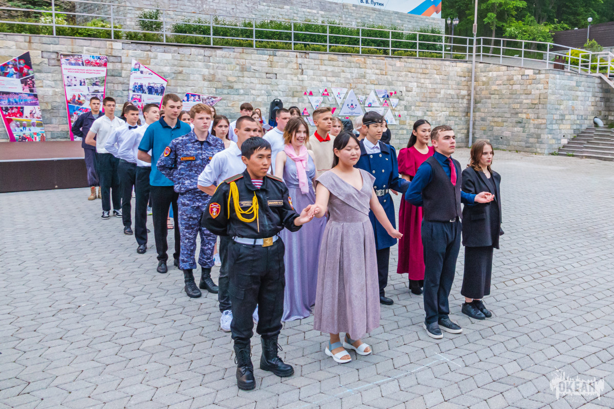«Юные патриоты – защитники Отечества»: в ЦВТ «Маяк» океанцы завершили смену торжественным балом