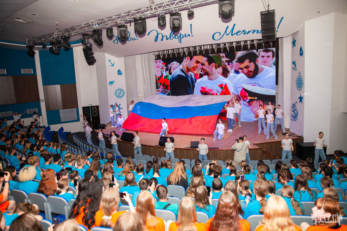 Школьники и студенты объединились в патриотических акциях ко Дню России