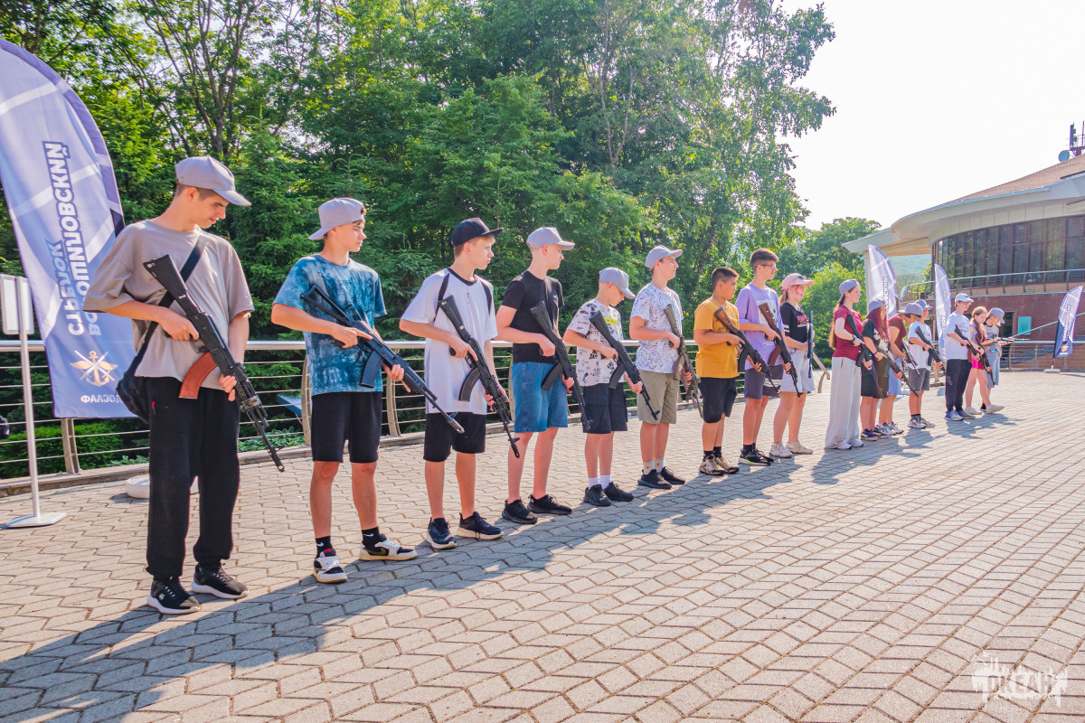 «Ворошиловский стрелок»: школьники проходят соревновательный военно-спортивный курс
