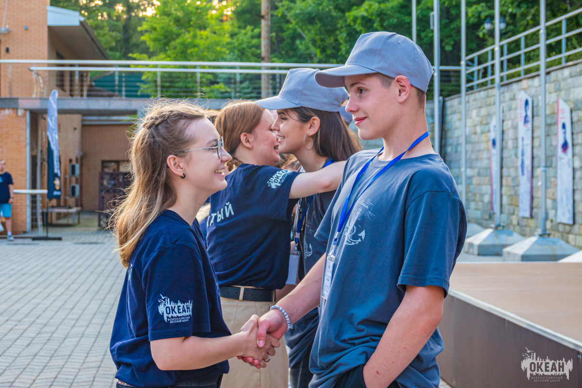 «Свет Маяка»: в ВДЦ «Океан» прошла церемония посвящения участников смены в совет дружины