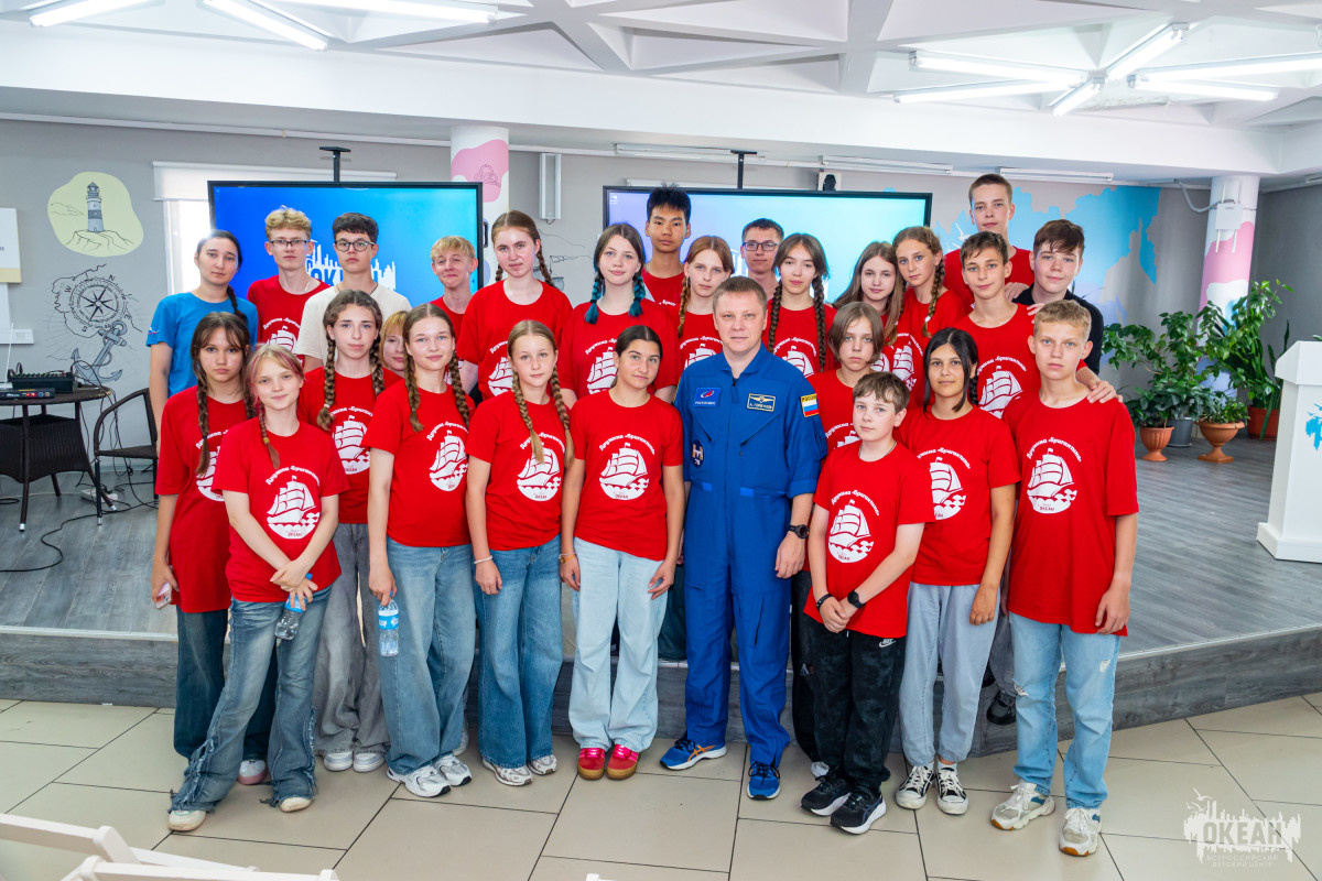 Космонавт-испытатель Александр Горбунов провёл встречи с участниками 7 смены ВДЦ «Океан»