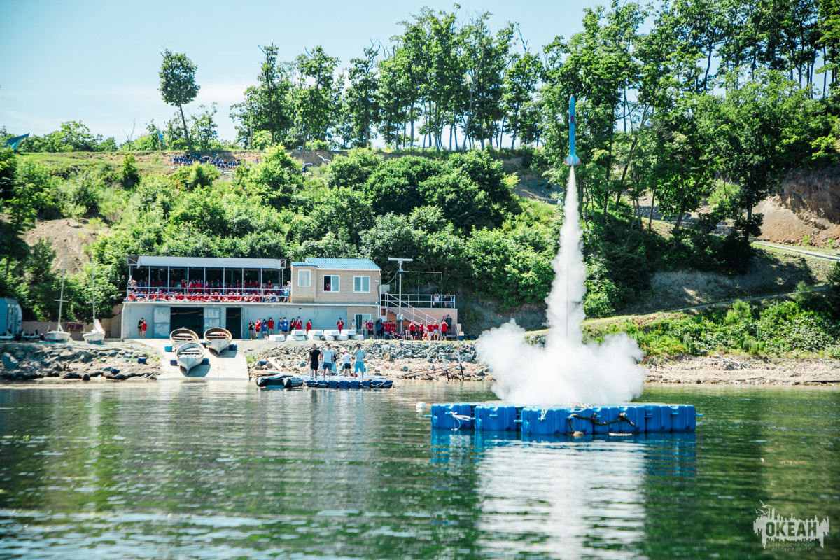 Ракетостроение в ВДЦ «Океан»: юные инженеры запустили ракеты с воды