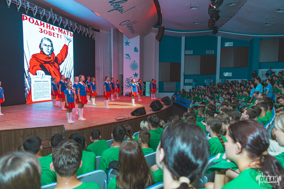 «В легенды и песни уходят солдаты минувшей войны»: образцовый эстрадный ансамбль «Неразлучные друзья» представил на сцене «Океана» музыкально-театральную постановку