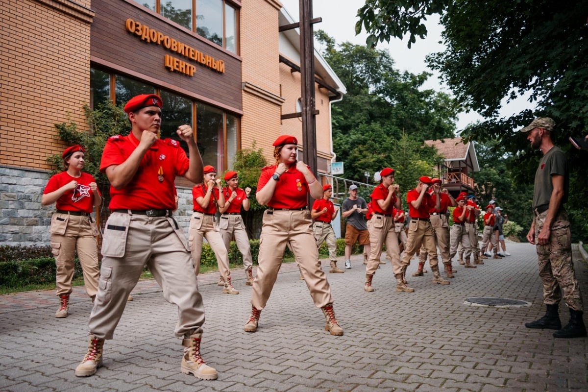 В центре воспитательных технологий «Маяк» завершилась военно-тактическая игра «Дорога победителей»