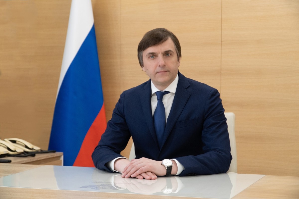 Министр просвещения запустил прямую линию связи с педагогами в национальном мессенджере