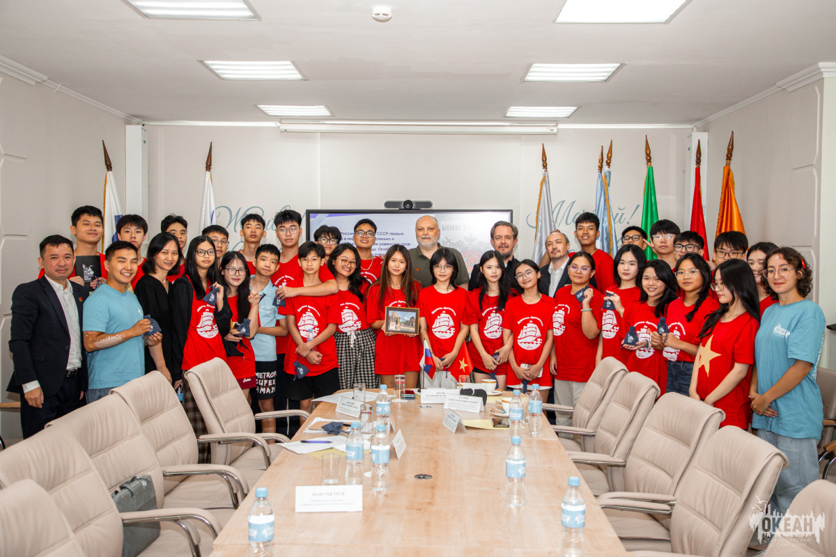 Школьники из Вьетнама встретились с членом Общественной палаты РФ Александром Асафовым в детском центре «Океан»