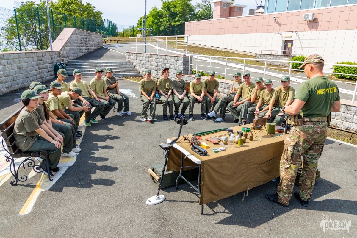 «Служить России»: юные патриоты осваивают курс военно-спортивной подготовки