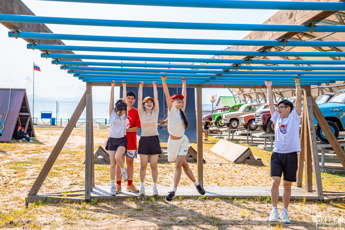 Делегация из Вьетнама прошла полосу препятствий «Гонка героев» в детском центре «Океан»