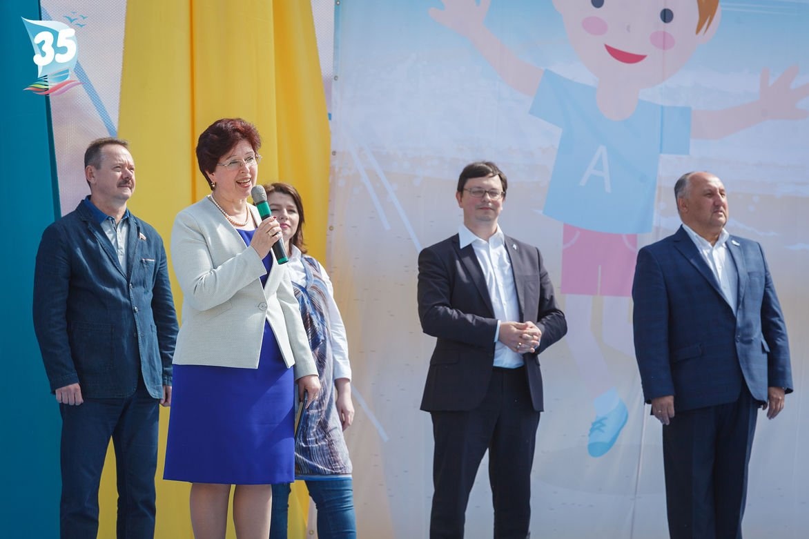 Поздравление с 35-летием «Океана» от врио вице-губернатора Приморского края, курирующей вопросы образования, реализации научных, научно-технических и инновационных программ и проектов Ирины Мануйловой