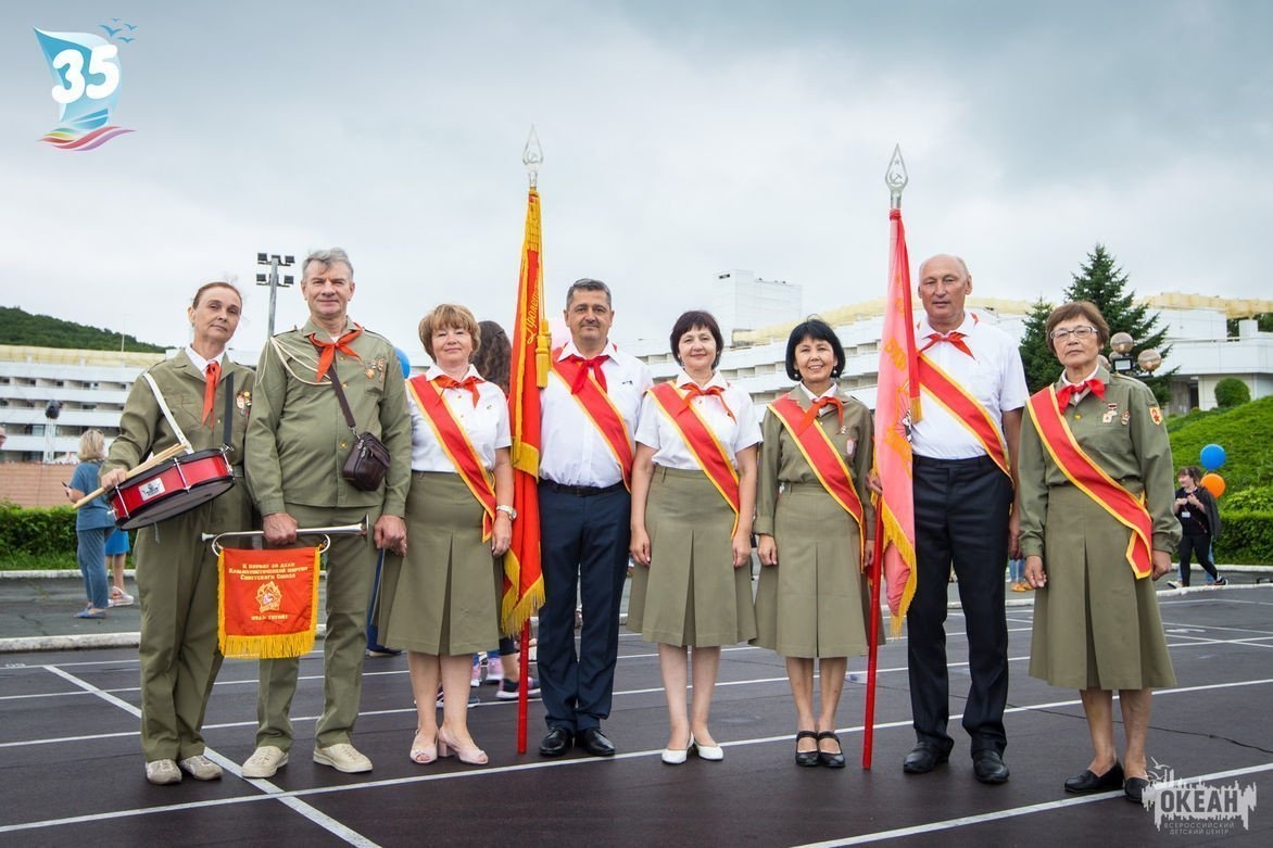 «Океану – 35!»: торжественная линейка «Под звуки океанского горна»