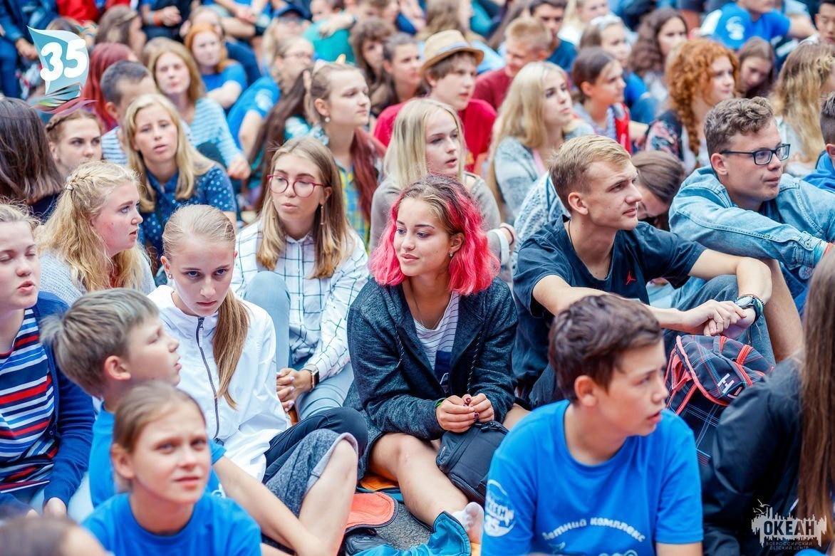 Караоке-час «Возвращаться в "Океан" пора» для участников десятой смены