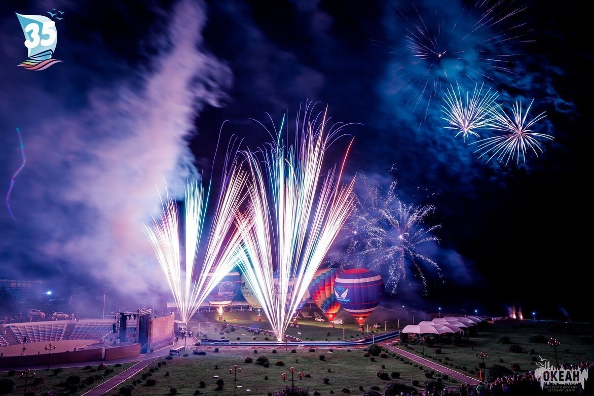 «"Океану" – 35!»: небо детского центра засветилось разноцветными красками