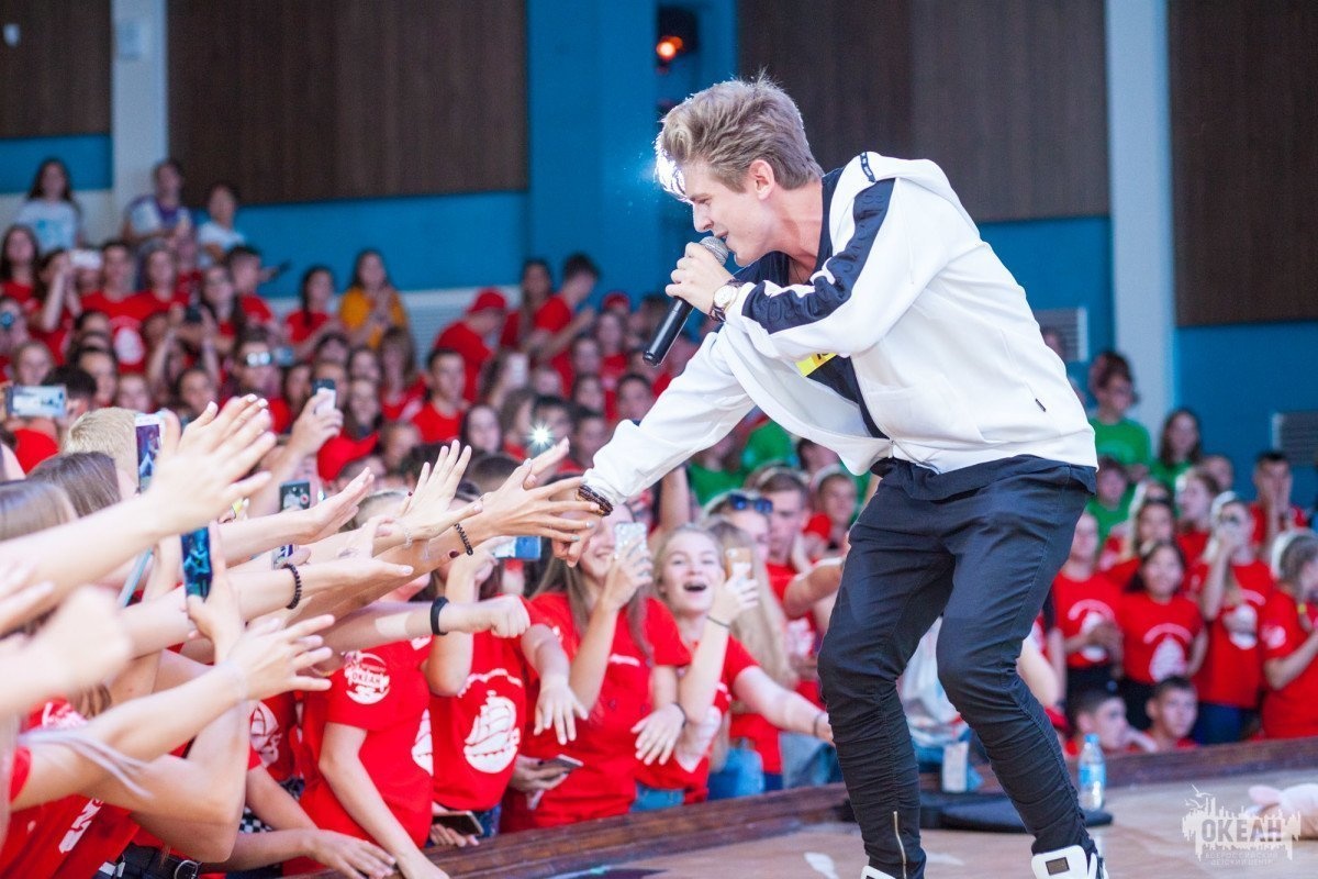 Певец Даниил Данилевский встретился с участниками программы «В центре событий»