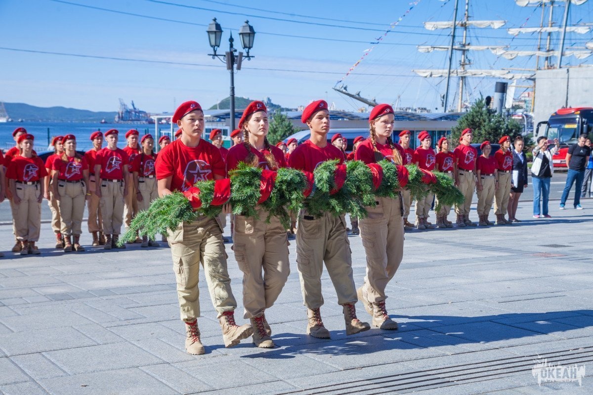 Международный день памяти жертв фашизма: участники патриотического движения «Юнармия» возложили венок к мемориалу