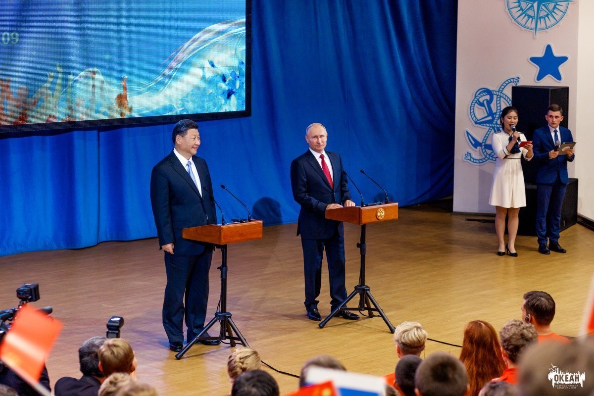 Президент Российской Федерации Владимир Путин и Председатель Китайской народной республики Си Цзиньпин стали гостями фестиваля российско-китайской дружбы в ВДЦ «Океан»