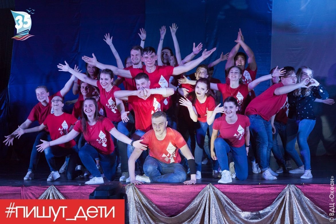 На сцене – вожатский отряд «Исток»!