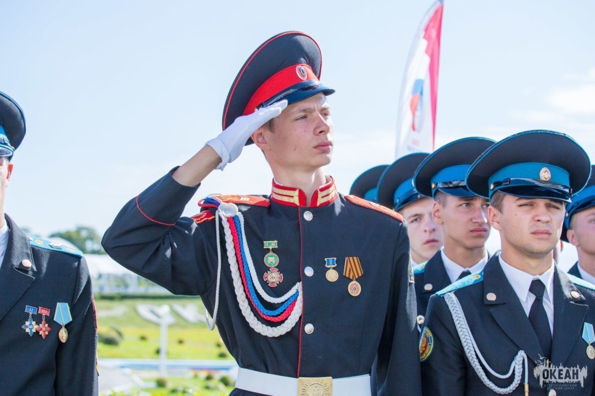 «Служить России!»: участники XI смены приняли участие в торжественном параде