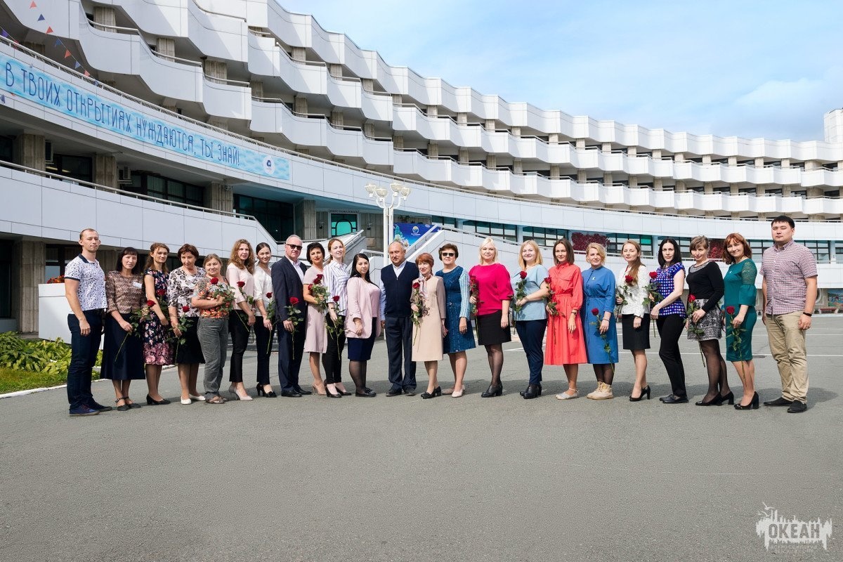 «С праздником, дорогие учителя!»