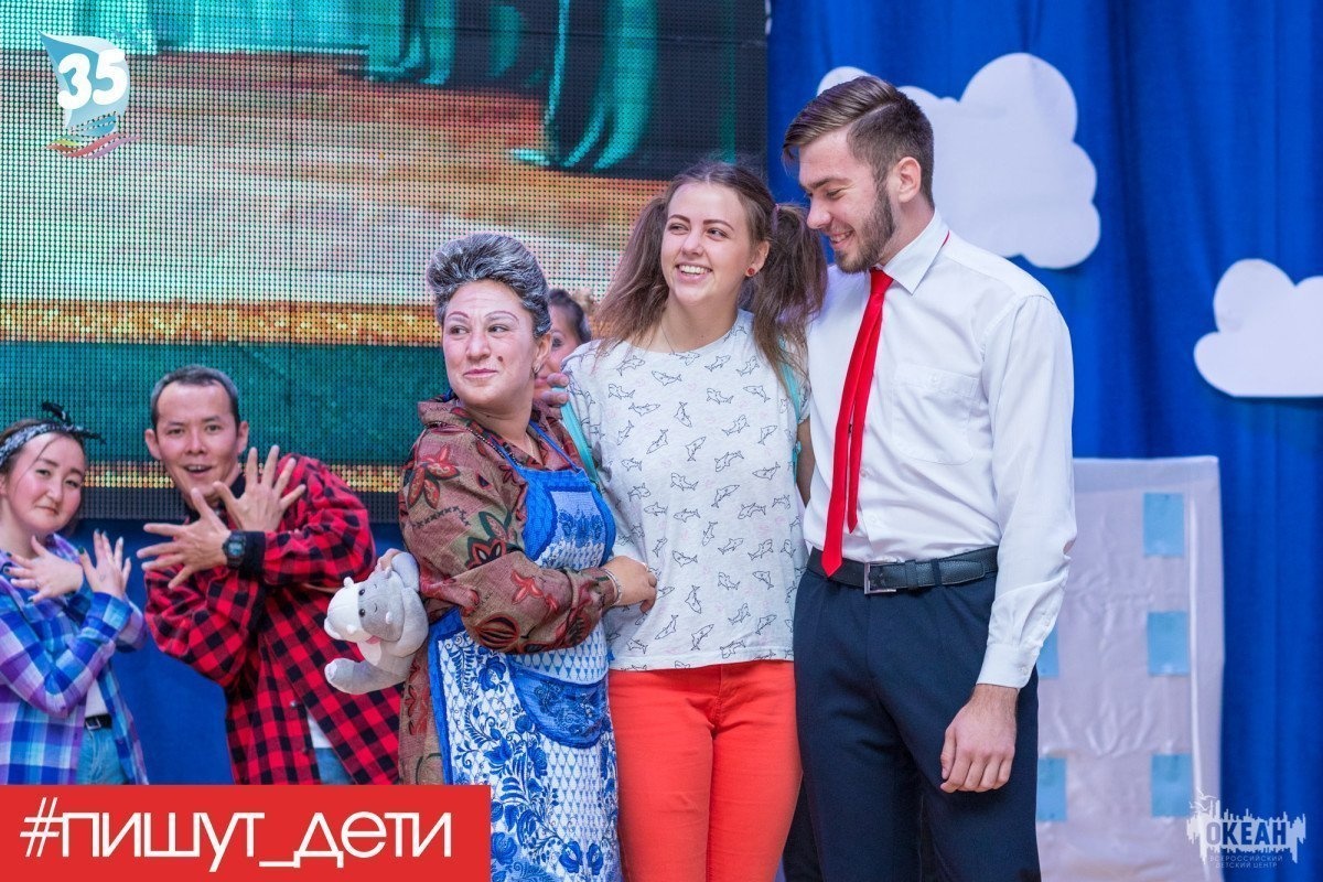 Спектакль «Жёлтый чемоданчик» представили вожатые Паруса