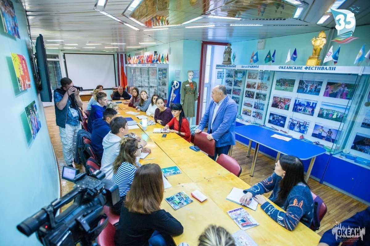 Слушатели Школы подготовки вожатых встретились с директором ВДЦ «Океан» Андреем Базилевским