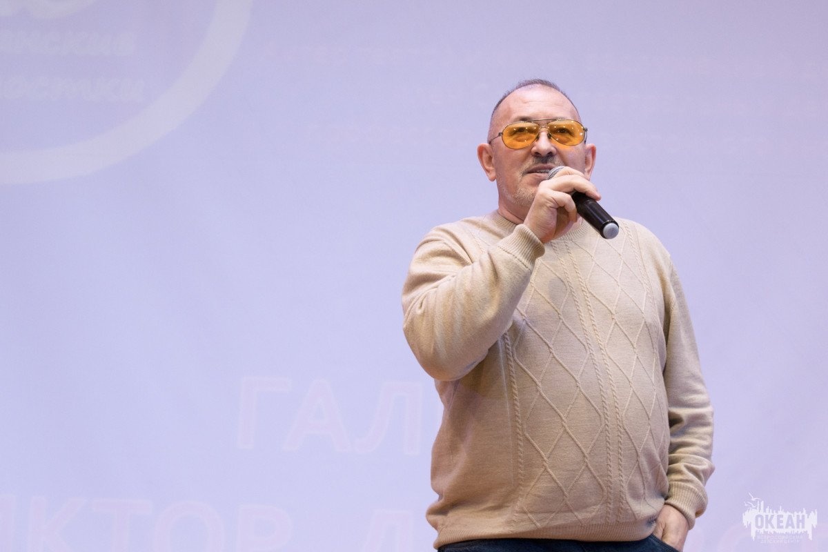 «Я не играл эти роли, я жил ими»: участники смены «Океанские подмостки» встретились с актёром театра и кино, режиссёром Виктором Галкиным