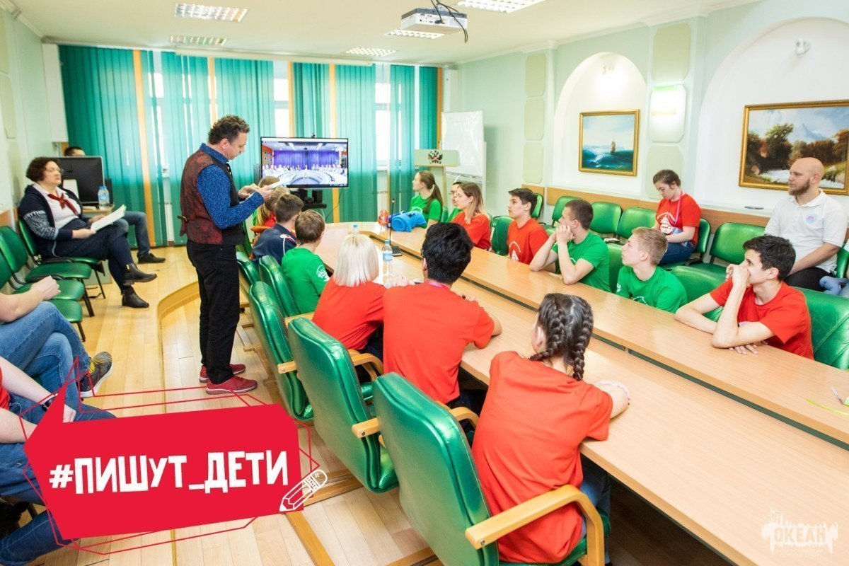 «Быть с ребятами рядом и чуть-чуть впереди»: телемост с НДЦ «Зубрёнок»