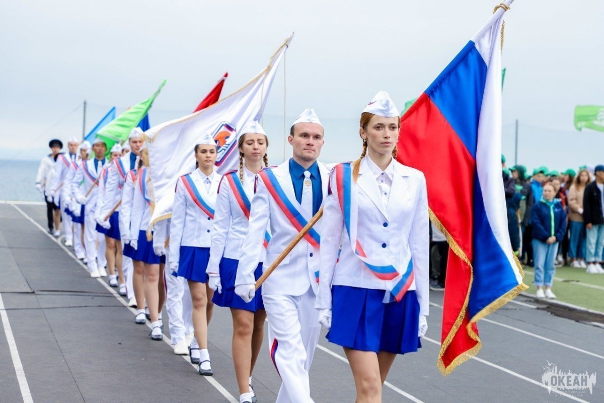 «Океан» отмечает день российского триколора