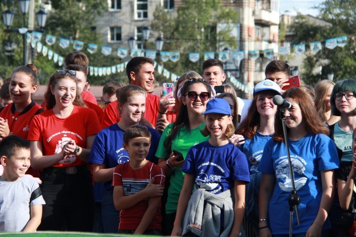 Сотрудники детского центра поздравили школьников Хабаровского края с началом нового учебного года