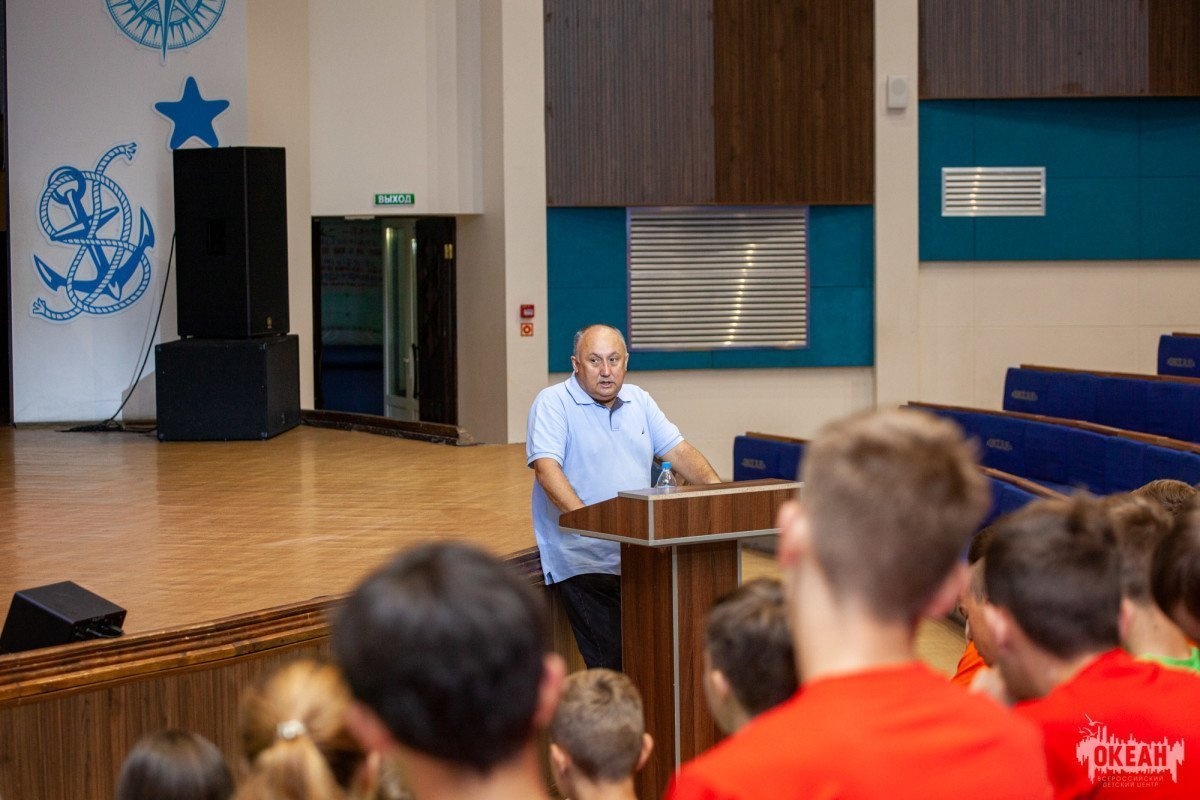 Диалог о главном: участники 12 смены встретились с директором ВДЦ «Океан» Андреем Базилевским
