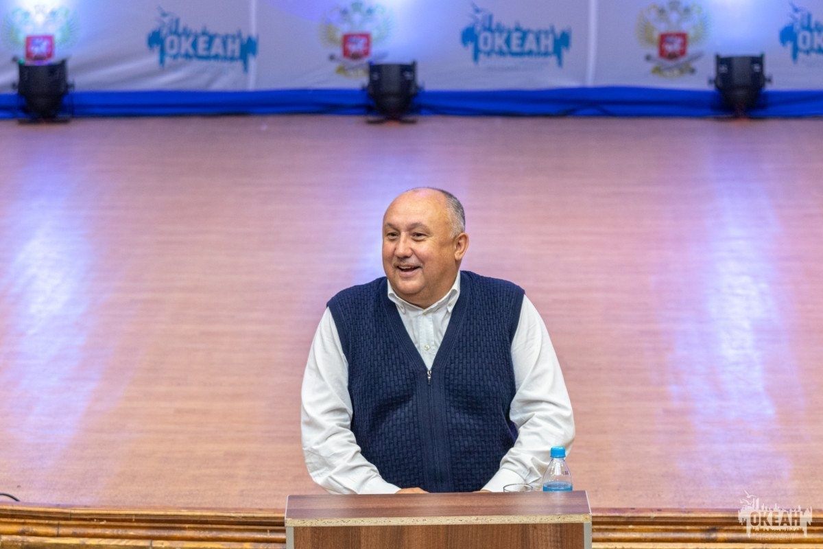 «Я буду разговаривать с вами, как с коллегами»: встреча органов детского самоуправления с директором Андреем Базилевским